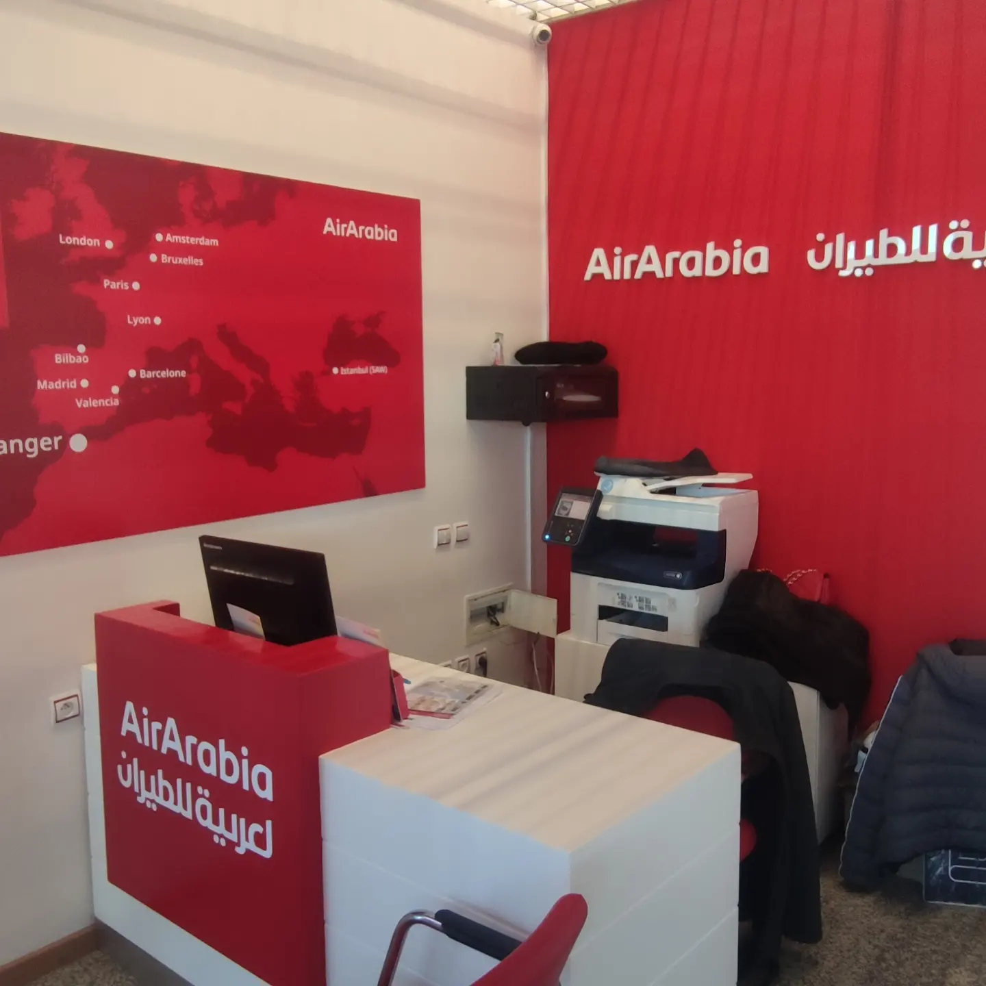 Agence Air Arabia — Tanger — Carte murale imprimée, habillage du comptoir et lettres en relief